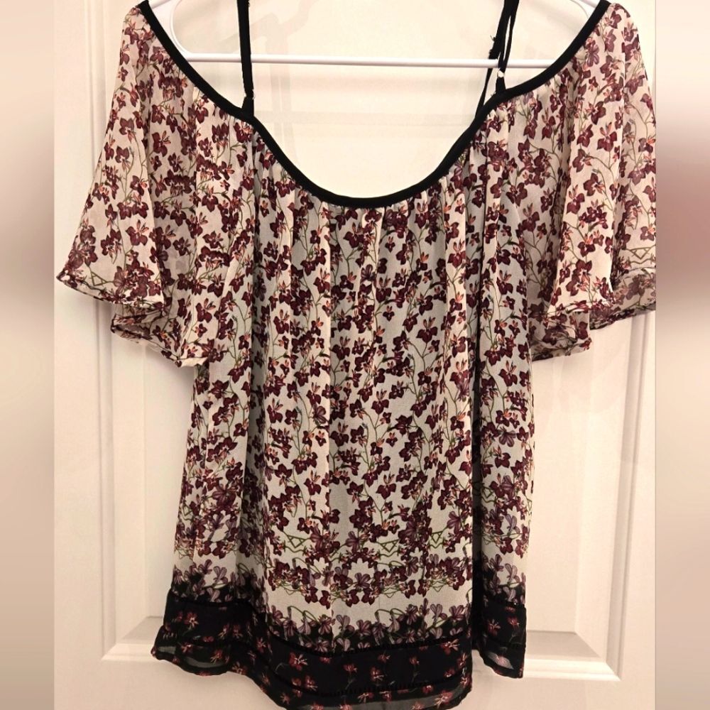 Harlow and Graham Pretty floral top, off or on shoulder.  Size M.  Lined.